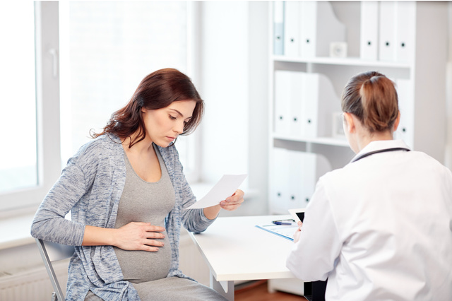 Посещение врача при беременности.
