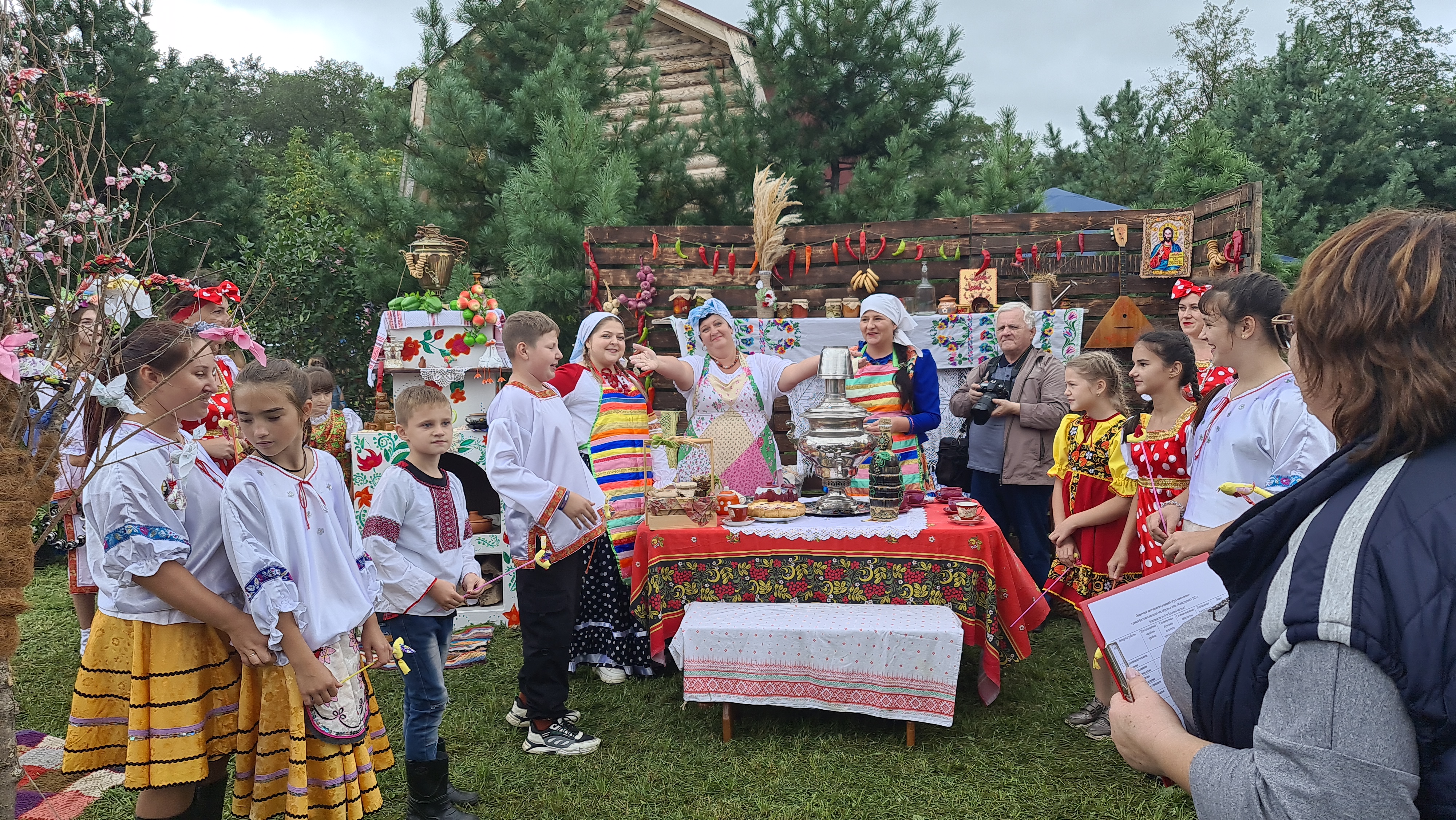 Приглашаем всех жителей нашего прекрасного округа на грандиозный муниципальный фестиваль-ярмарку «Живи, Родник».