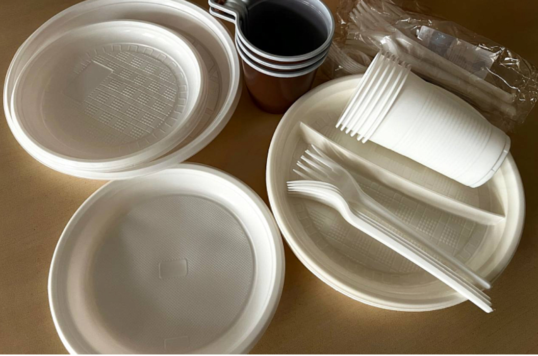 Оборот пластиковой посуды ограничат в Приморье.