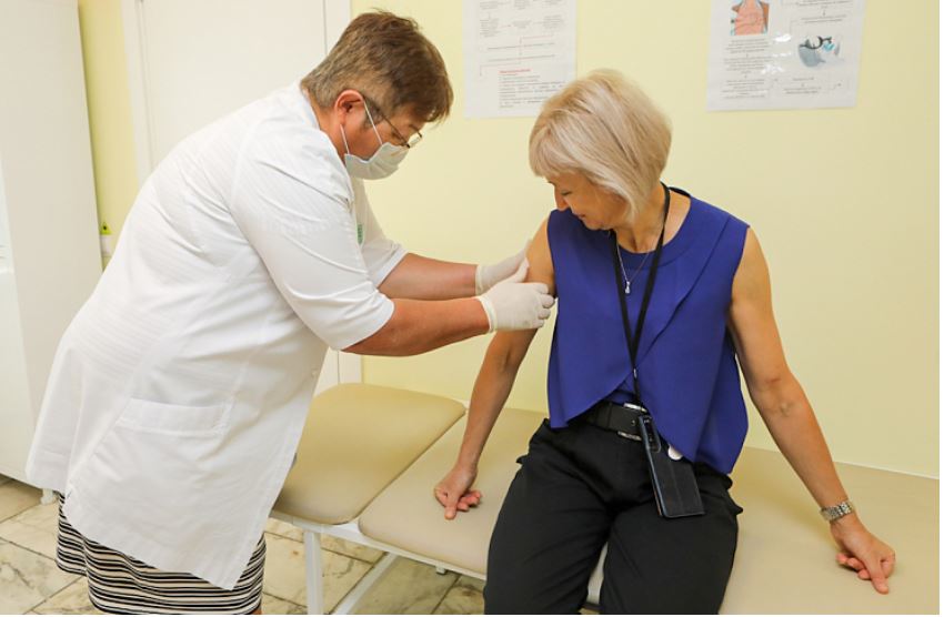 Более 12 тысяч человек уже привились от гриппа в Приморье, сообщает  www.primorsky.ru.