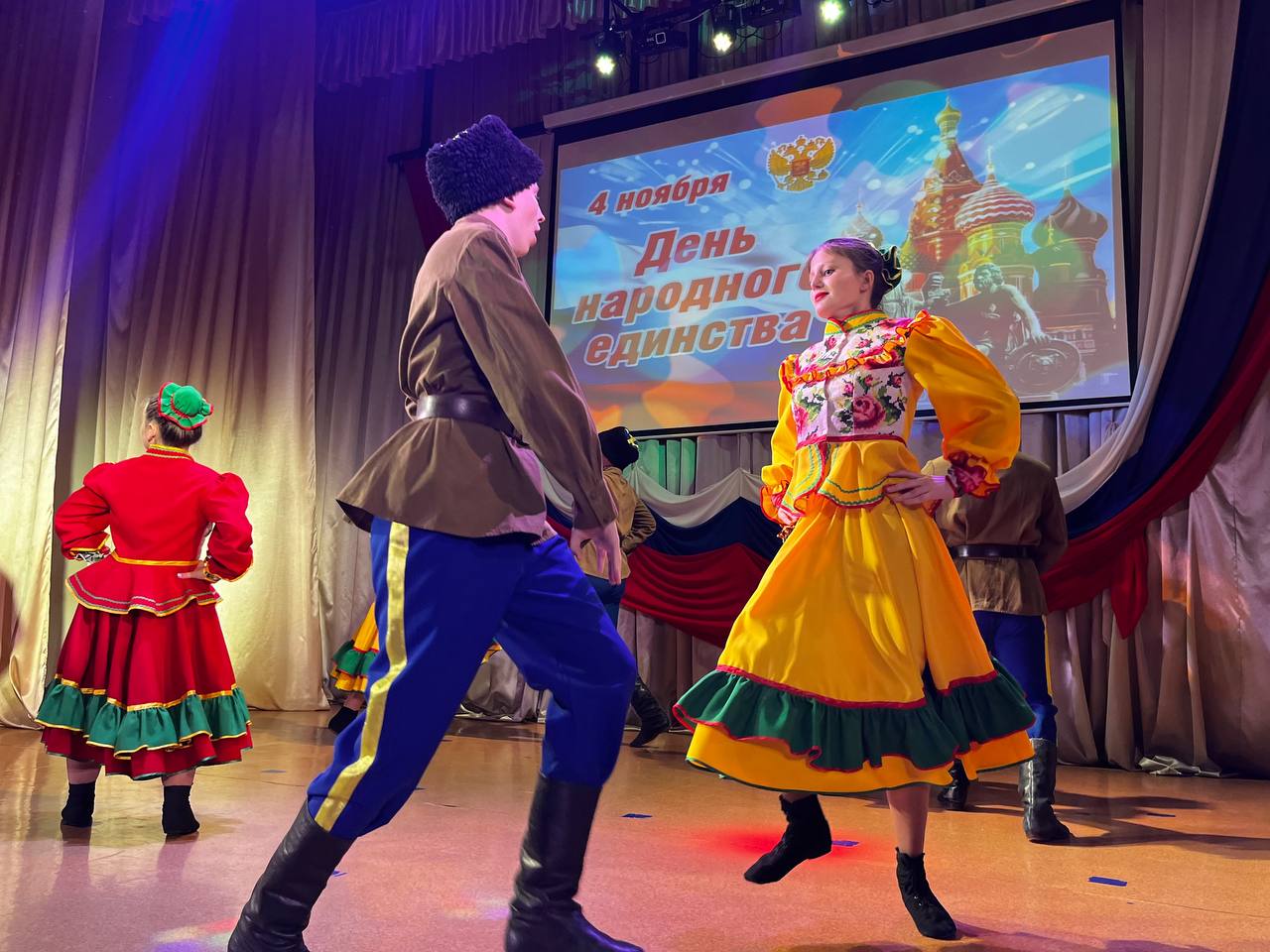 Концерт «В единстве народа - сила России» состоялся в районном Доме культуры Смоляниново.