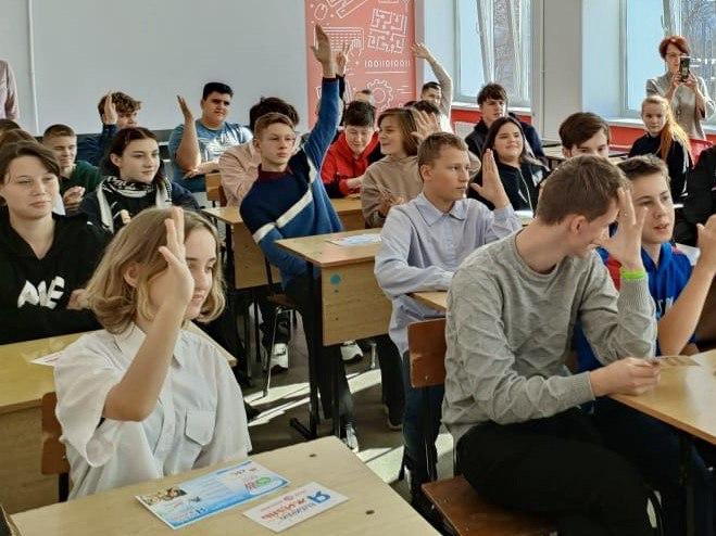 Круглый стол-общение «Все в твоих руках» прошел в школах Шкотовского округа среди учащихся старших классов.