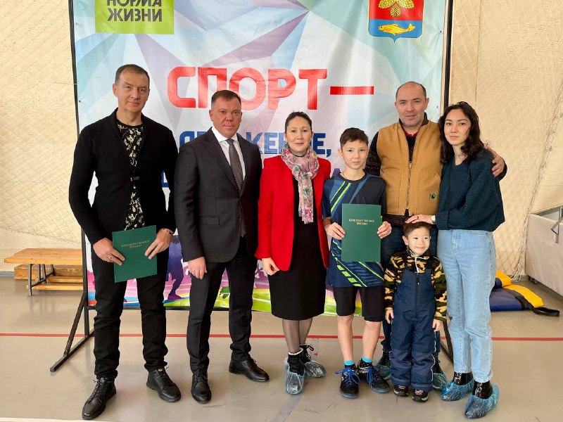 Глава Шкотовского округа Владимир Носов в преддверии новогодних праздников поздравил абсолютного чемпионом Всероссийских соревнований по бадминтону.