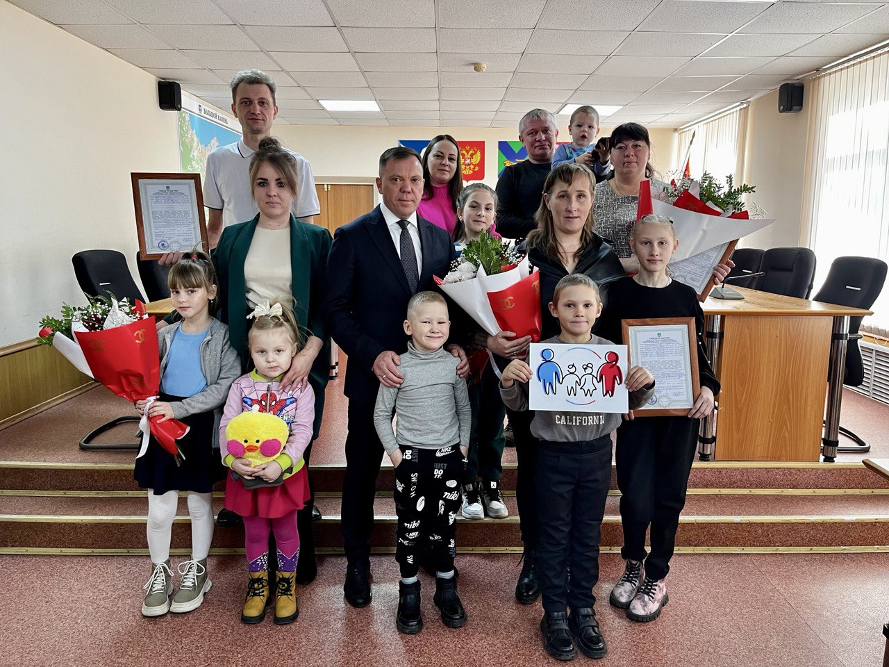 Четыре молодые семьи Шкотовского округа получили сертификаты на улучшение жилищных условий.