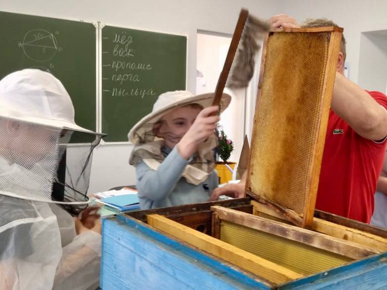 Общество пчеловодов Шкотовского округа провело открытый урок в школе №1 пгт Шкотово.