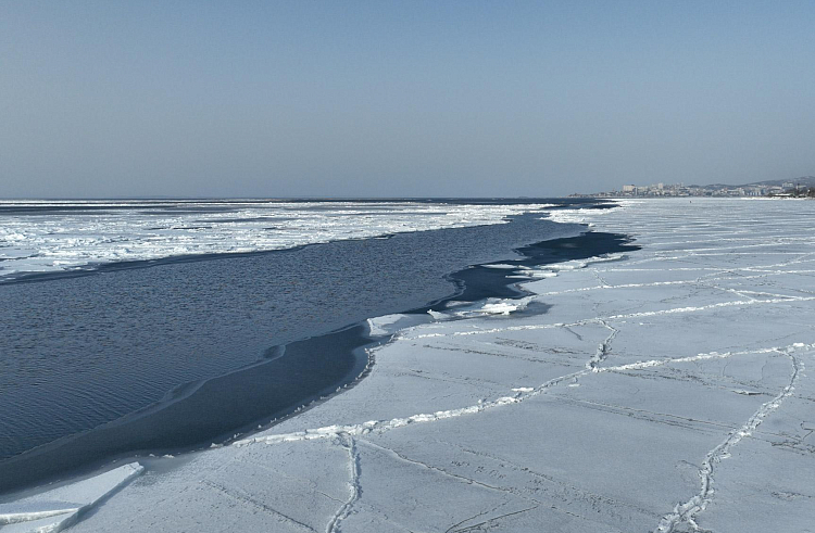 Штормовое предупреждение объявлено в Приморье из-за быстрого взлома льда в море.