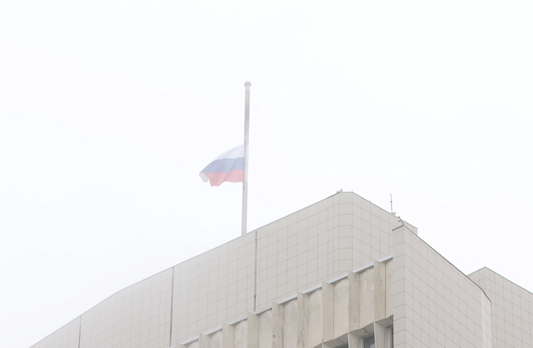 Приморье присоединилось к национальному трауру по погибшим в теракте в Подмосковье.