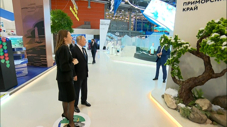 Владимир Путин посетил павильон Приморья на выставке «Россия».