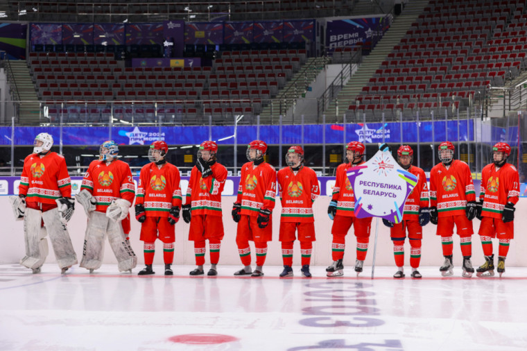Олег Кожемяко открыл первый матч по фиджитал-хоккею на «Детях Приморья».