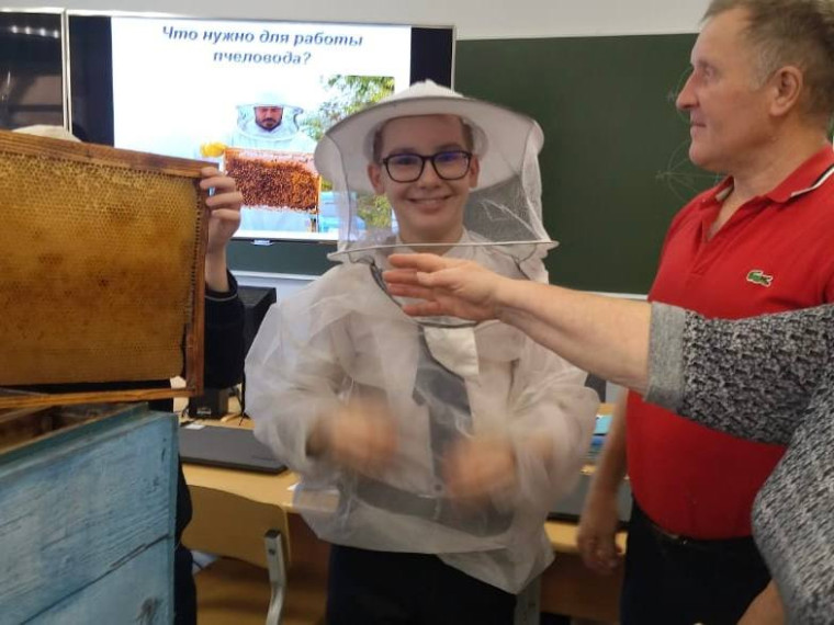 Общество пчеловодов Шкотовского округа провело открытый урок в школе №1 пгт Шкотово.